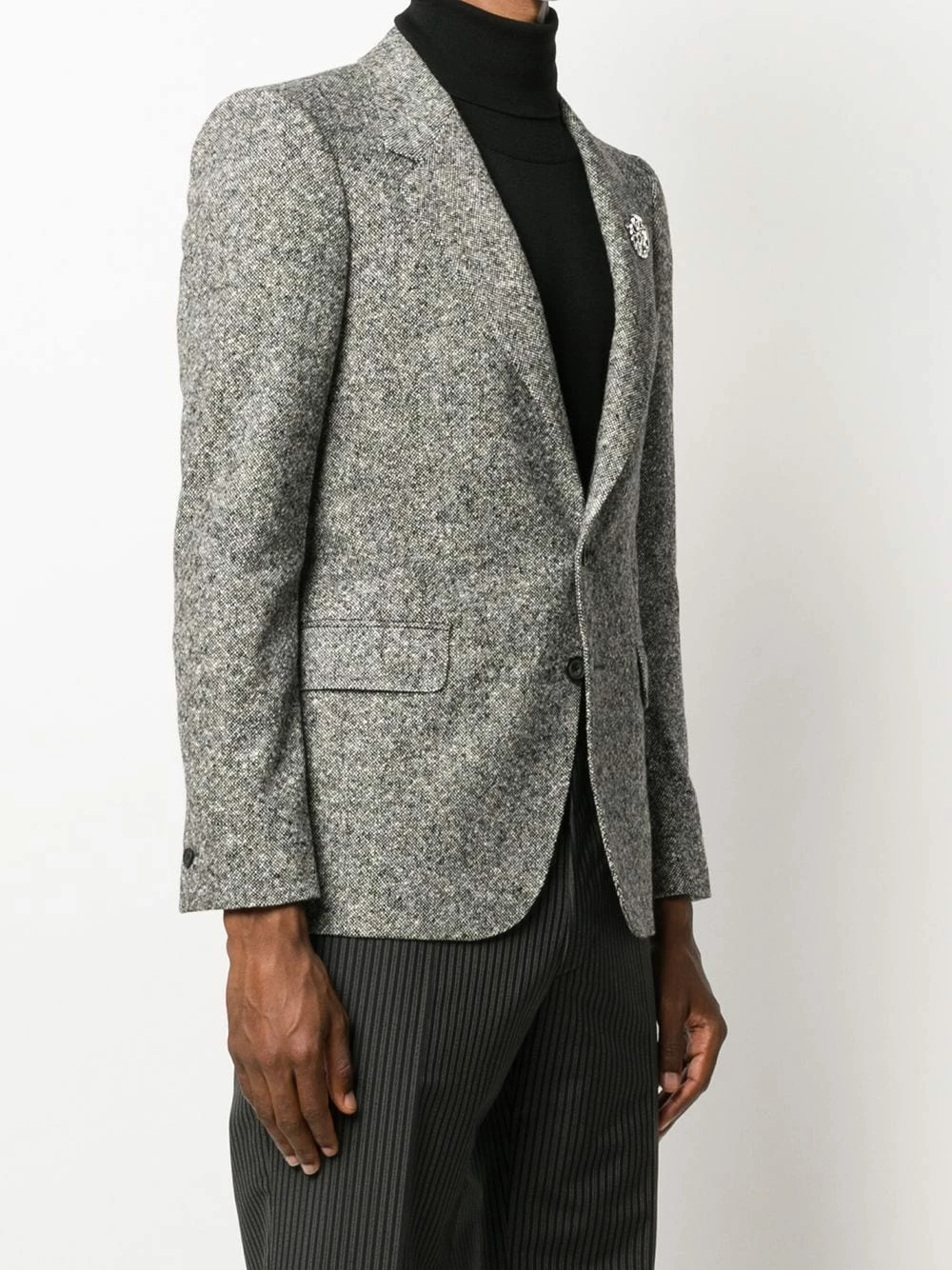 Alexander McQueen Brooch embellished single breasted blazer 3 Alexander McQueen brooch-embellished single-breasted blazer