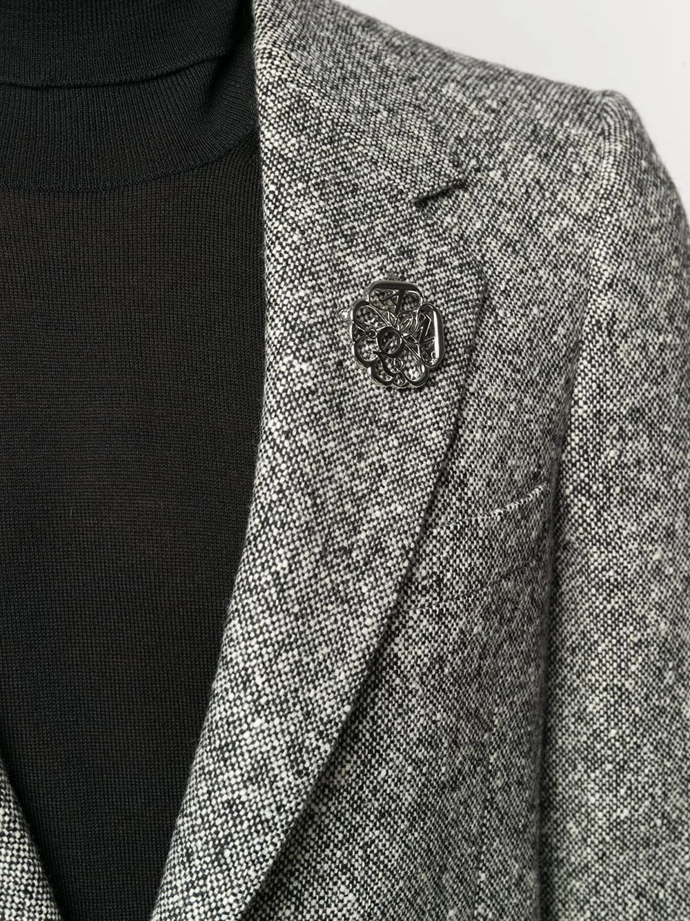 Alexander McQueen Brooch embellished single breasted blazer 5 Alexander McQueen brooch-embellished single-breasted blazer