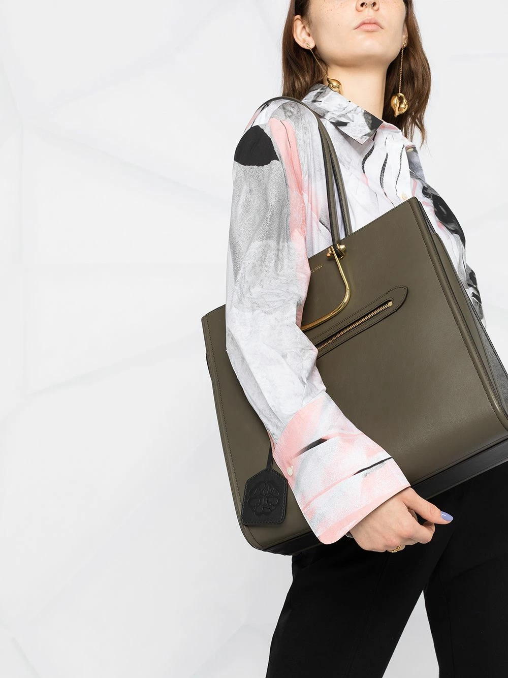 Alexander McQueen Logo tag tote bag 3 Alexander McQueen logo-tag tote bag