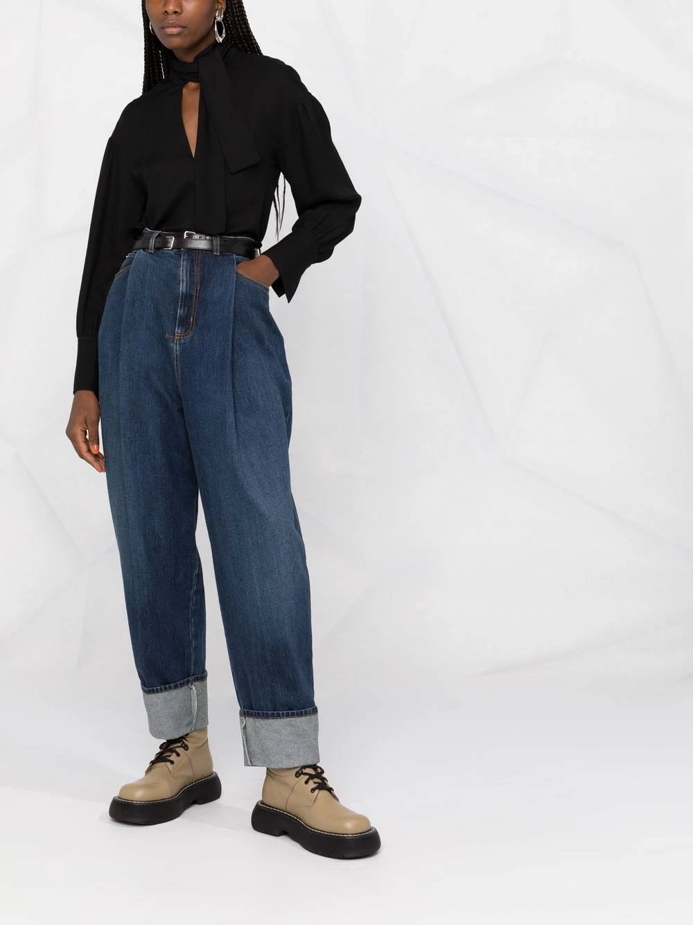 Alexander McQueen High rise tapered jeans 2 Alexander McQueen high-rise tapered jeans