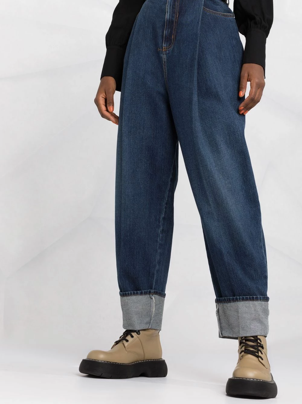 Alexander McQueen High rise tapered jeans 5 Alexander McQueen high-rise tapered jeans