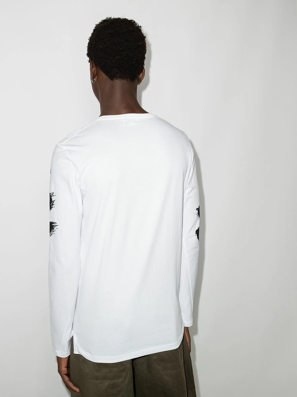 Alexander McQueen Graffiti logo long sleeve T shirt 3 Alexander McQueen graffiti-logo long-sleeve T-shirt