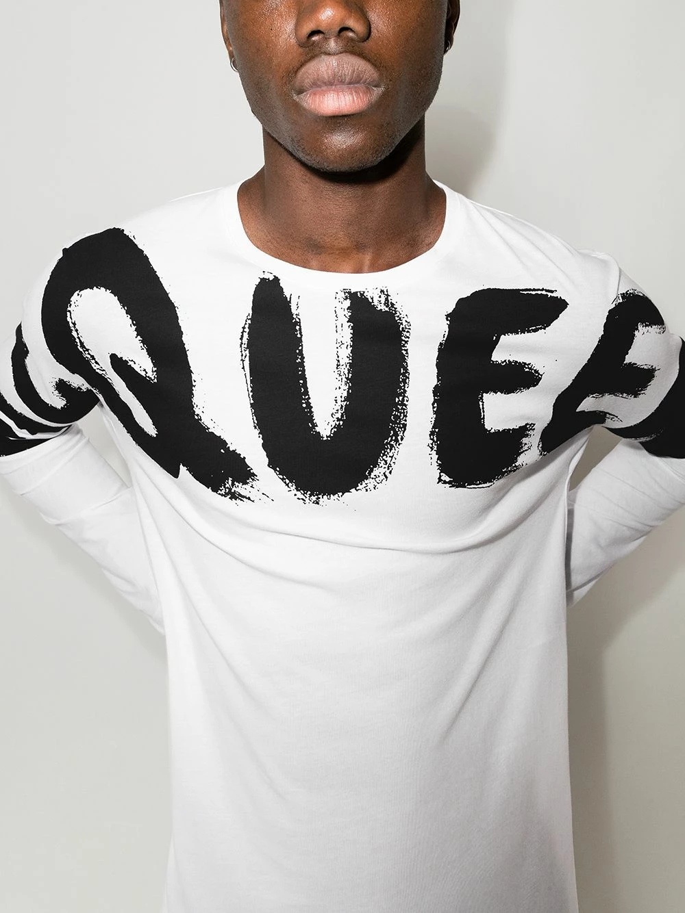 Alexander McQueen Graffiti logo long sleeve T shirt 4 Alexander McQueen graffiti-logo long-sleeve T-shirt