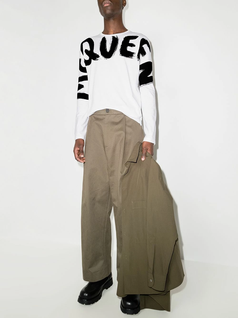 Alexander McQueen Graffiti logo long sleeve T shirt 5 Alexander McQueen graffiti-logo long-sleeve T-shirt