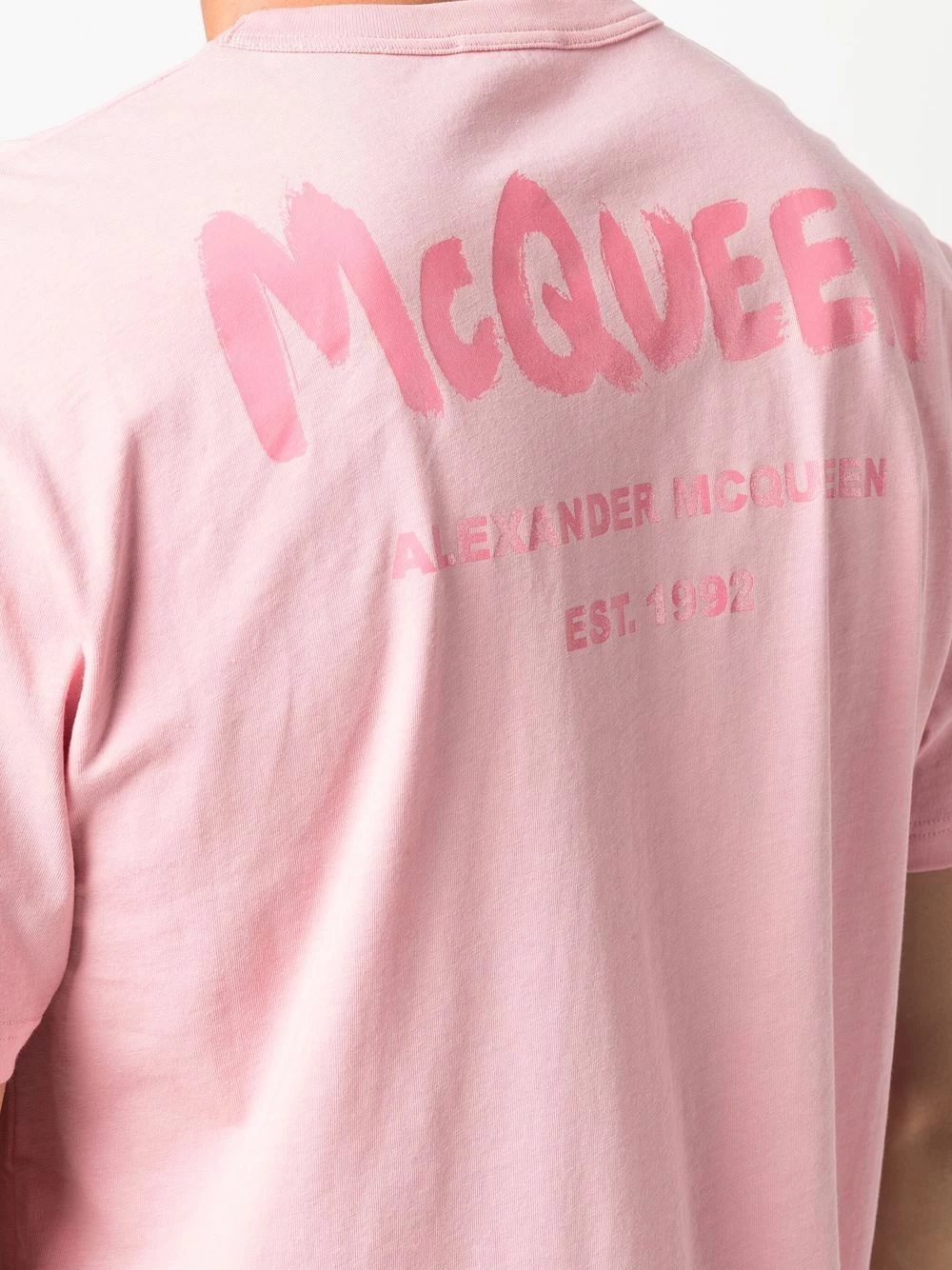 Alexander McQueen Graffiti logo print T shirt 5 Alexander McQueen graffiti-logo print T-shirt