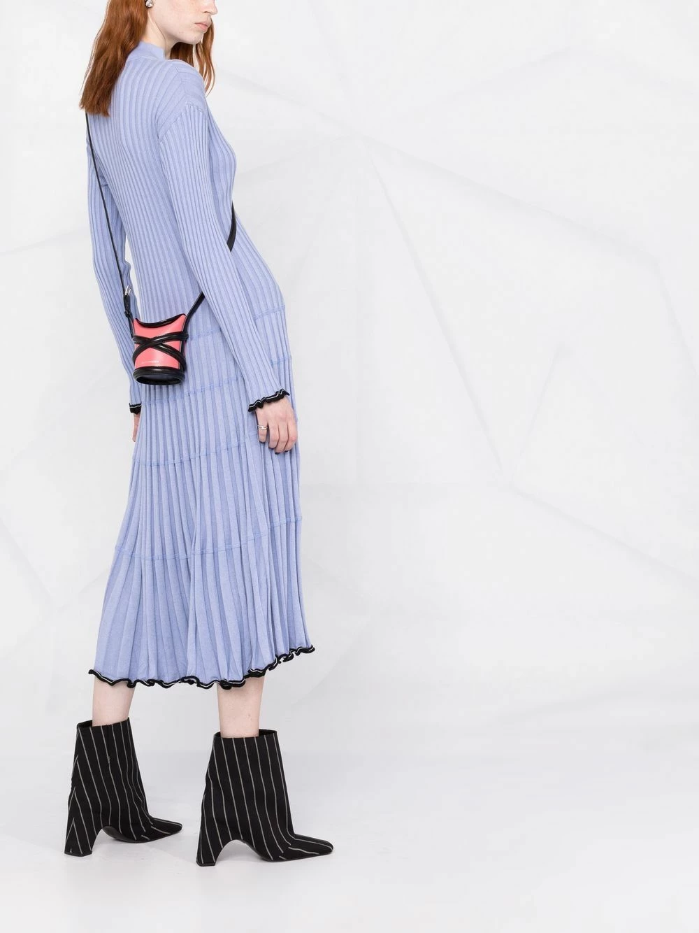 Alexander McQueen The mini Curve bucket bag 2 Alexander McQueen The mini Curve bucket bag